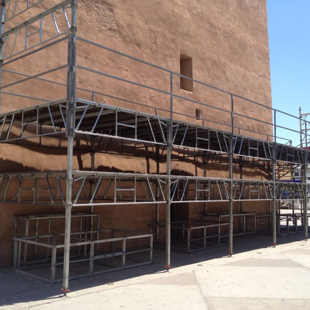 Gradas, rampas, torres y tribunas